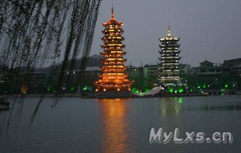 桂林杉、榕湖 日月雙塔夜景.jpg
